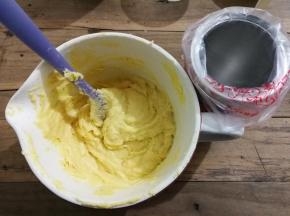 找一个罐子套上裱花袋，把面糊装入