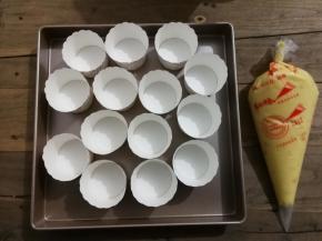 把面糊挤入杯子中，八分满即可