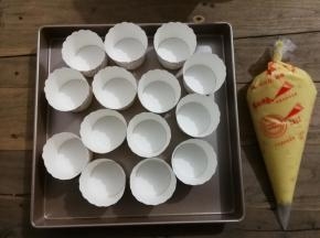 把面糊挤入杯子中，八分满即可