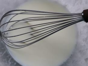 以上配方适用于学厨不锈钢6寸（加高）圆形慕斯圈模具一份用量！
蛋糕胚：把牛奶和色拉油混合搅拌稍浓稠状。