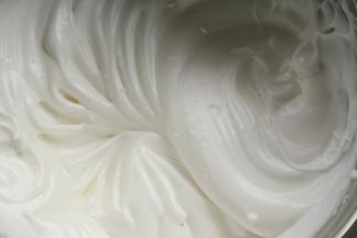 蛋清一次加入砂糖与柠檬汁用电动打蛋器低速打发至小尖角的状态。