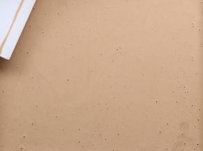 倒入学厨不沾烤盘，刮板刮匀表面。（烤盘可垫一层油纸或油布，方便清洗）