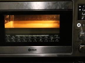 放入东菱烤箱中下层，上下火150度预热3分钟，烘烤25分钟，烘烤结束后取出倒扣在网架上待凉撒撕去油纸即可。