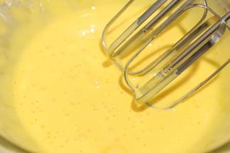 慕斯糊：把蛋黄用电动打蛋器打至原来体积的两倍，（是蛋黄不是全蛋，）