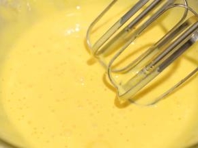 慕斯糊：把蛋黄用电动打蛋器打至原来体积的两倍，（是蛋黄不是全蛋，）