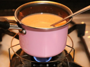 牛奶加巧克力入小锅小火不断搅拌加热至沸腾立即关火。