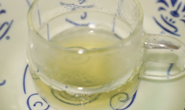 吉利丁片用冷水泡软，再捞出隔热水融化，倒入搅打均匀的可可蛋黄糊中继续搅匀。