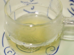 吉利丁片用冷水泡软，再捞出隔热水融化，倒入搅打均匀的可可蛋黄糊中继续搅匀。