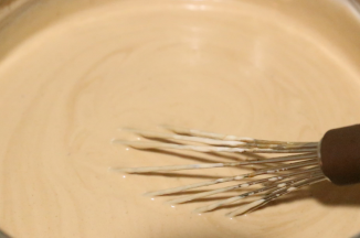 淡奶油打至6-7成，浓稠流动的状态，倒入可可蛋黄糊中翻拌匀。慕斯糊就做好了。