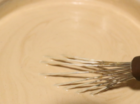 淡奶油打至6-7成，浓稠流动的状态，倒入可可蛋黄糊中翻拌匀。慕斯糊就做好了。