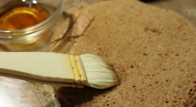 蛋糕切至比慕斯圈再小一圈的大小状，刷上朗姆酒。