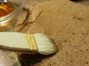 蛋糕切至比慕斯圈再小一圈的大小状，刷上朗姆酒。