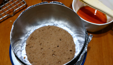 模具底包一层锡纸，放一片至最底层。