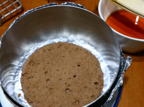 模具底包一层锡纸，放一片至最底层。