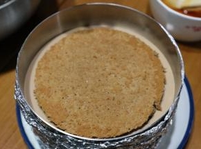 倒入慕斯糊，没过蛋糕片后再依次放入刷过酒的第二片蛋糕片，再次倒入慕斯糊。