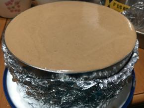 以此类推，我一共用了三片蛋糕片，这款是加高慕斯圈模具用量，如果你的模具没有这么高，建议可以留一部分倒入小碗或是别的小形模具中。放入冰箱冷藏一晚，脱模用电吹风绕模具边吹上三四圈即可脱模。（也可先入冷冻室冷冻5分钟后再取去再放入第二片，第三片……这样可以有效避免蛋糕片出现上浮现像。）