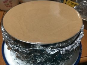 以此类推，我一共用了三片蛋糕片，这款是加高慕斯圈模具用量，如果你的模具没有这么高，建议可以留一部分倒入小碗或是别的小形模具中。放入冰箱冷藏一晚，脱模用电吹风绕模具边吹上三四圈即可脱模。（也可先入冷冻室冷冻5分钟后再取去再放入第二片，第三片……这样可以有效避免蛋糕片出现上浮现像。）