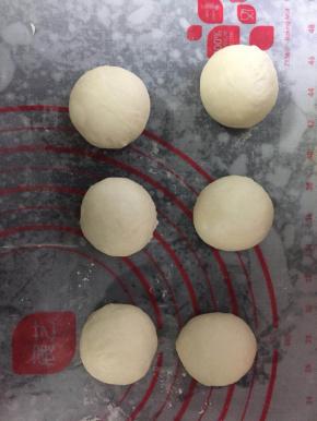 分成6个小面团，揉圆