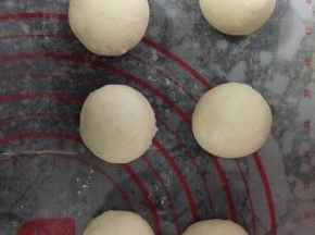 分成6个小面团，揉圆