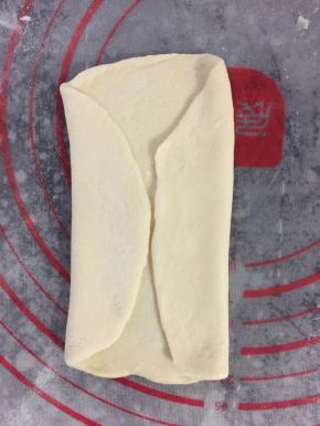 两边向中间折，再对折，滚成长条状