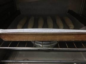 在烤箱里进行二发（烤箱里放碗水，增加湿度）