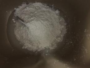 倒入高筋粉