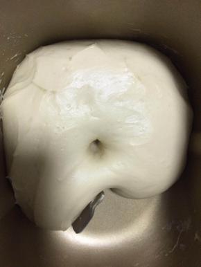 发好的面团取出排气，揉圆，松弛15分钟