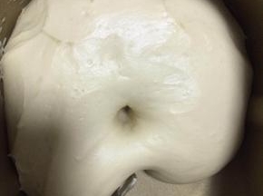 发好的面团取出排气，揉圆，松弛15分钟