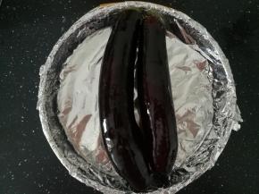 茄子洗净，擦干水分。用油刷给茄子刷上油。