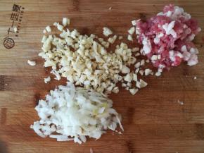 洋葱，大蒜，肉都切成末。