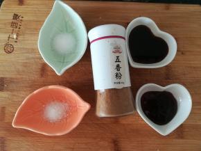 准备蚝油，六月鲜，盐，糖，还有五香粉
