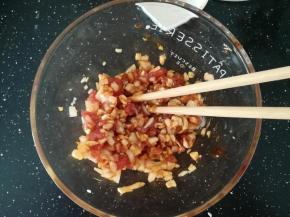 把肉，洋葱，大蒜还有蚝油，糖等一起放入一个碗中，搅拌觉悟。