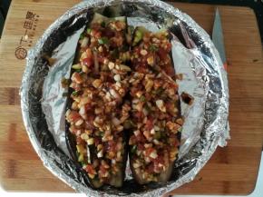 把馅料均匀的码上去。