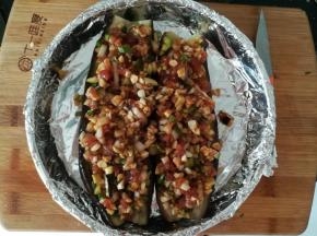 把馅料均匀的码上去。