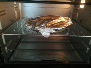 上面再放一层锡纸，放入烤箱。200℃，烤20分钟，即可。
