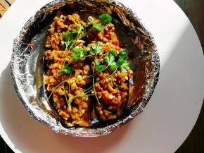 出炉后撒上香菜。