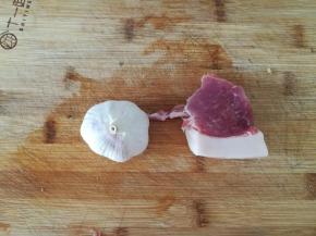 
准备一头蒜，还有一块肉。和没有入镜的洋葱。