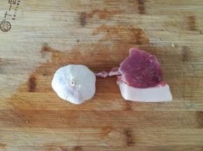 
准备一头蒜，还有一块肉。和没有入镜的洋葱。