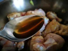 加入盐 白糖 葱姜和料酒