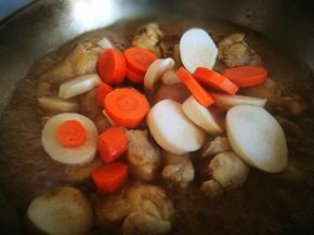 放入杏鲍菇和胡萝卜 炖煮至熟汤汁收浓即可