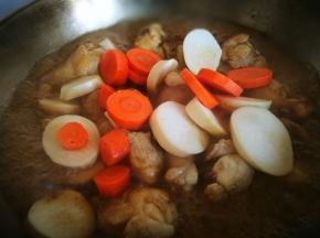 放入杏鲍菇和胡萝卜 炖煮至熟汤汁收浓即可