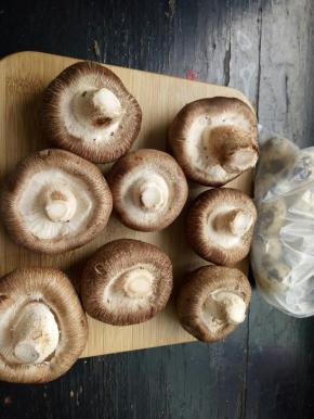 准备材料:7个香菇7个鹌鹑蛋！