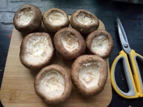 香菇用剪刀去掉香菇把手，多去掉点，让香菇有一个洞！