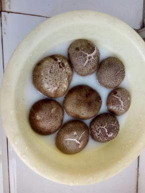 放半盘水，加入面粉搅匀，香菇朝下放入浸泡15分钟！