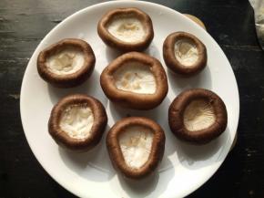 把香菇清洗干净，挤干水分，摆在盘子里！