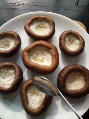 用勺子给每个香菇加少量油！