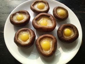 每个香菇打一个鹌鹑蛋，并在上面撒几粒盐粒！