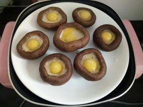 锅里放水烧开，把盘子放上蒸15分钟左右！