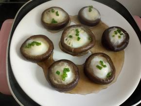 每个香菇上面撒一点点香葱！