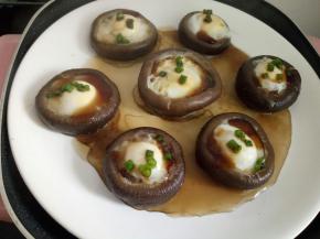 用勺子给每个加一点生抽！盖上锅盖再蒸3分钟左右就可以了！